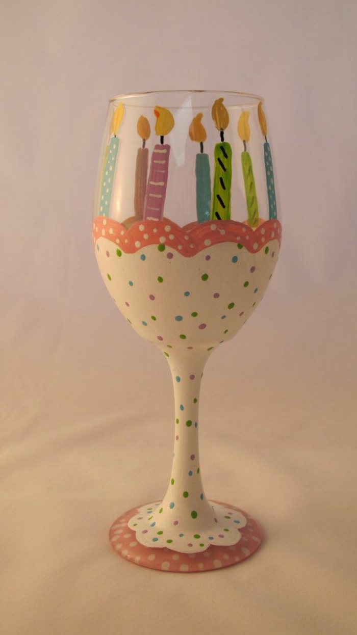 verres-a-vin-design-avec-bougies-d-anniversaire-comment-creer-une-jolie-decoration-pour-la-verre-de-vin