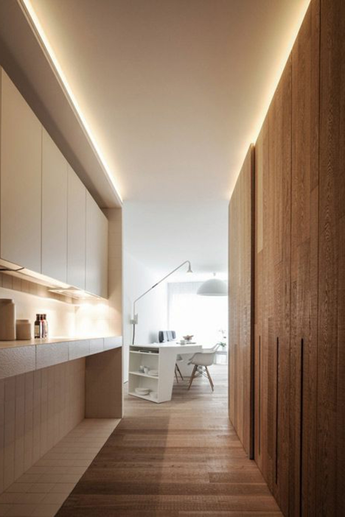 éclairage-indirect-dans-le-salon-avec-murs-en-bois-et-sol-en-bois-clair-joli-bureau-domicile