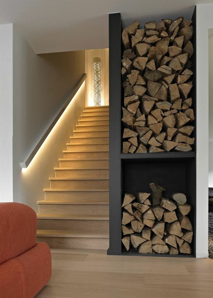 éclairage-indirect-pour-l-entrée-moderne-dans-la-maison-avec-escalier-en-bois-clair