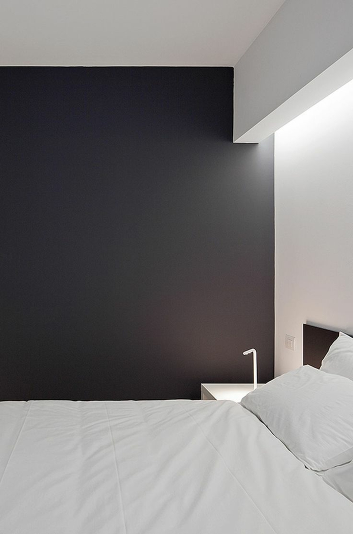 éclairage-indirect-salle-a-coucher-murs-gris-blanc-linge-de-lit-blanc-jolie-chambre-a-coucher