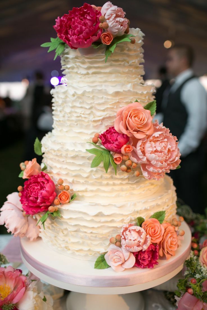 0-jolie-idee-pour-choisir-le-meilleur-wedding-cake-gateau-de-mariage-pièce-avec-decoration-enfleurs