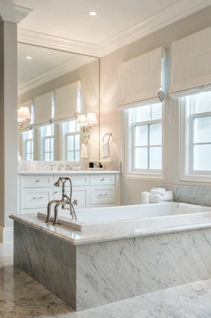 0-modeles-salles-de-bains-jolie-variante-de-la-salle-de-bain-en-marbre-blanc-gris-avec-grand-miroir-sur-le-mur
