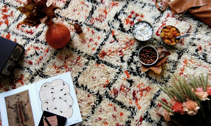 00-joli-tapis-berbère-dans-le-salon-moderne-avec-tapis-coloré-beige-rouge-noir-pour-le-salon
