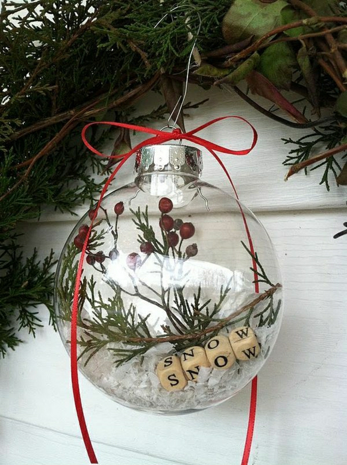 1-boule-de-Noël-pour decorer-les-potes-chez-vous-jolie-porte-en-bois-blanc