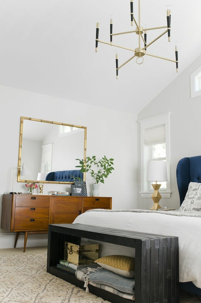1-bout-de-lit-coffre-en-bois-noir-et-decoration-dans-la-chambre-a-coucher-moderne-murs-blancs
