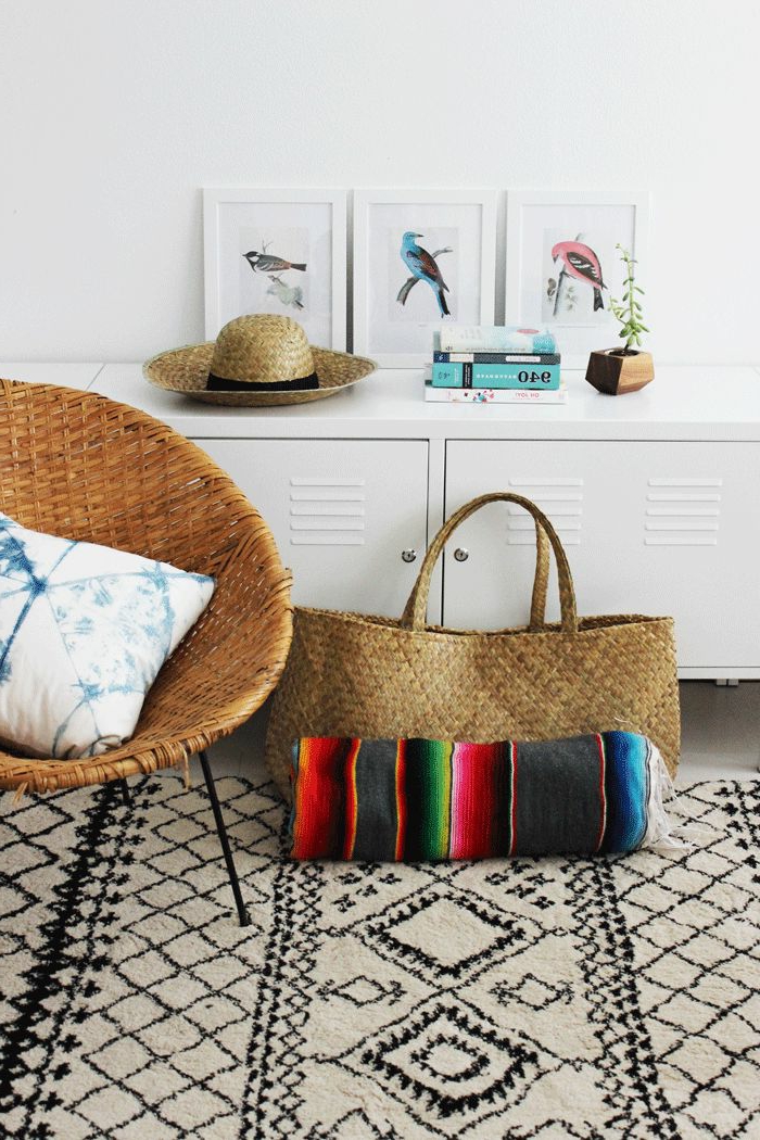 1-comment-choisir-le-meilleur-tapis-berbere-pour-le-salon-murs-blancs-chaise-en-rotin