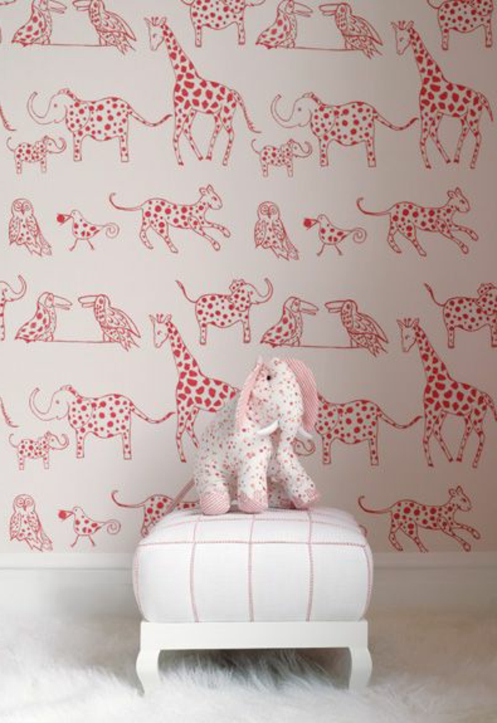 1-deco-murale-originale-avec-animaux-rouges-chaise-basse-blanche-tabouret-tapis-blanc