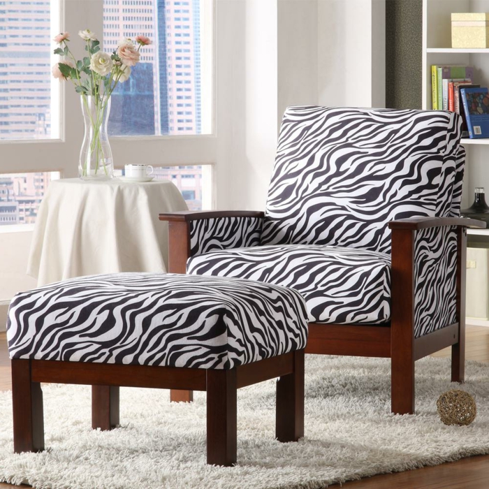 1-fauteuil-zebre-et-un-petit-fauteuil-crapaud-blanc-noir-dans-le-salon-moderne-avec-tapis-beige