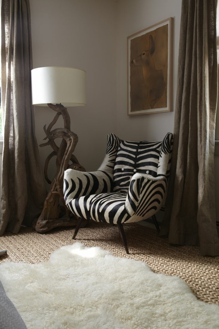 1-fauteuil-zèbre-blanc-noir-tapis-fausse-fourrure-blanc-et-tapis-en-rotin-lampe-de-salon-en-bois