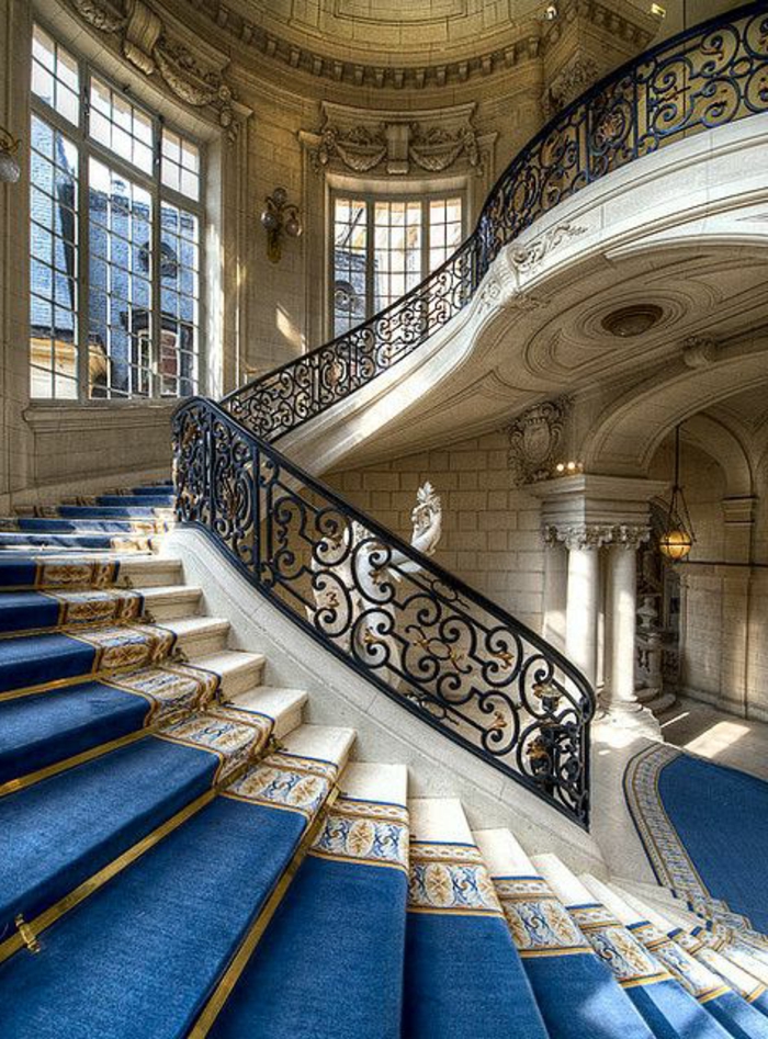 1-joli-escalier-quart-tournant-tapis-bleu-chemin-d-escalier-bleu-pour-l-escalier-tournant-de-style-baroque