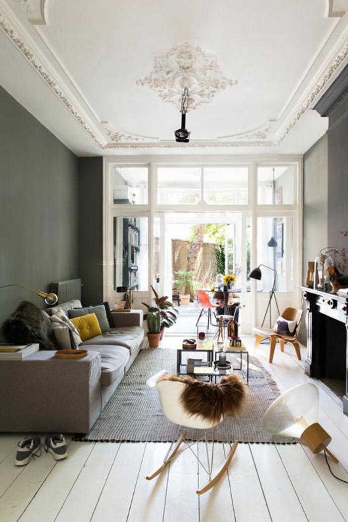 1-joli-salon-avec-moulure-décorative-sur-le-plafond-blanc-avec-une-jolie-chaise-bercante