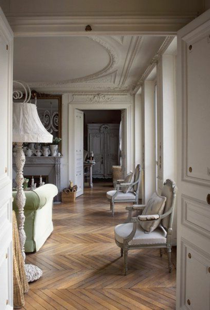 1-joli-salon-de-style-baroque-avec-moulure-décorative-sur-le-plafond-et-parquet-en-bois
