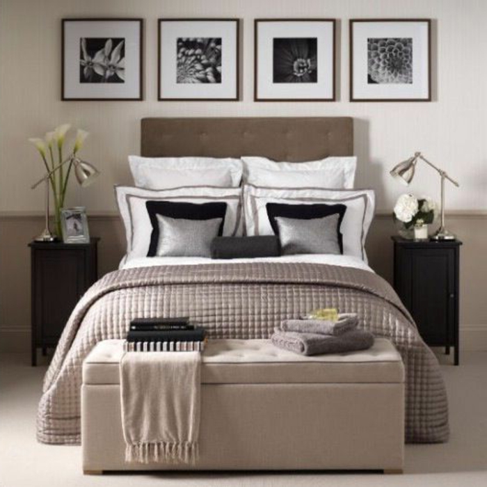 1-jolie-chambre-a-coucher-avec-chest bedroom-beige-coussins-blancs-fleurs-sur-la-table-de-lit