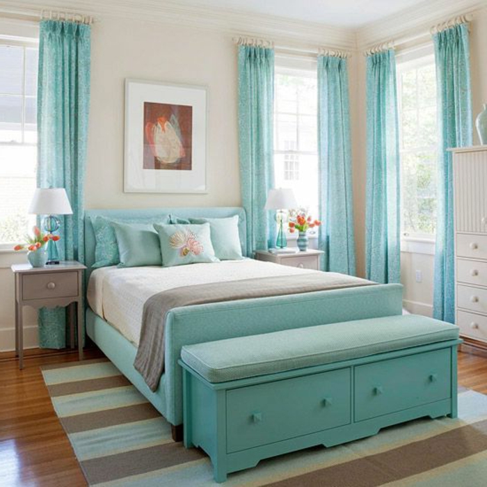 1-jolie-chambre-a-coucher-bleu-bout-lit-ikea-en-bois-bleu-rideaux-longs-bleus-tapis-a-rayures-beiges-bleus