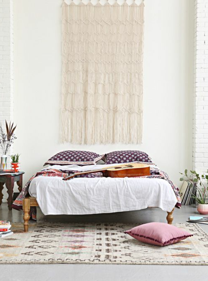 1-jolie-chmabre-a-coucher-avec-tapis-berbère-linge-de-lit-coloré-decoration-murale-avec-tapis-beige