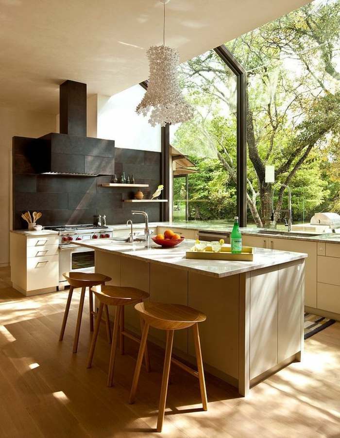1-jolie-cuisine-de-luxe-dans-les-maisons-familiales-de-vacances-chaise-de-bar-en-bois-et-lustre-moderne