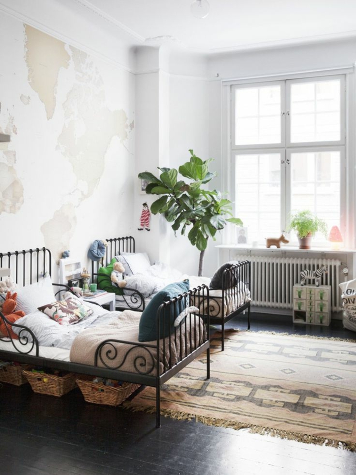1-jolie-deco-murale-originale-pan-de-mur-blanc-et-lit-en-fer-forgé-dans-la-chambre-d-enfant