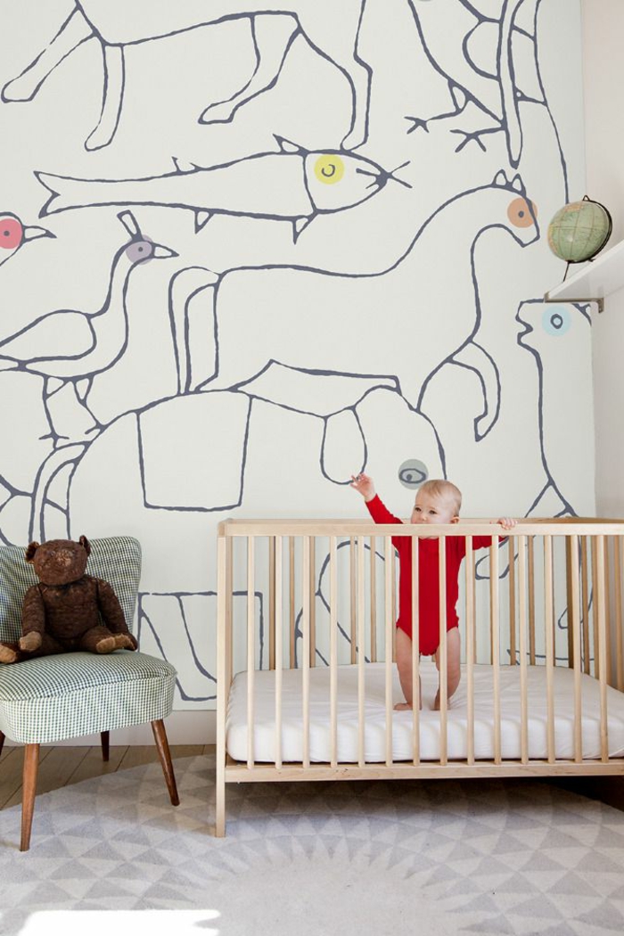 1-jolie-decoration-murale-pour-un-pan-de-mur-blanc-lit-bebe-en-bois-clair-chambre-d-enfant