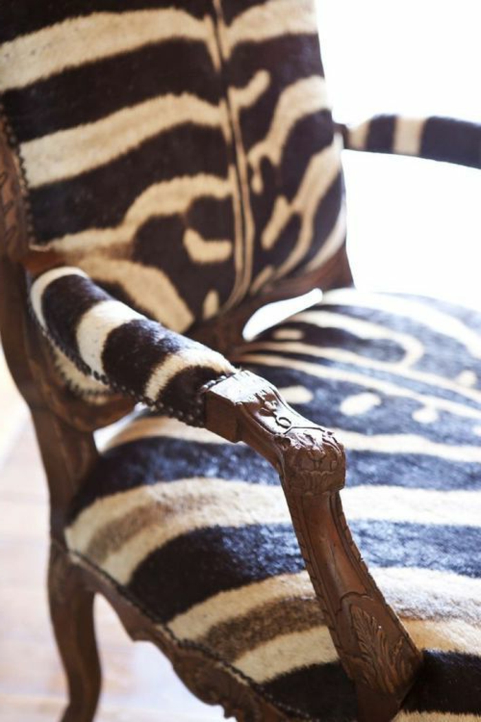 1-jolie-fauteuil-zèbre-en-bois-et-peau-d-animal-zebre-comment-choisir-une-fauteuil-zebre