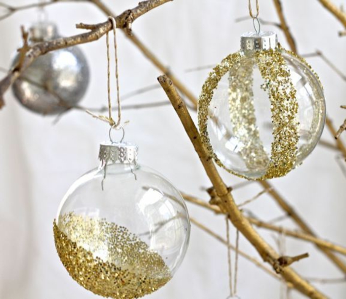 1-jolie-idee-pour-fabriquer-vous-meme-une-boule-de-Noël-vous-memes-jolie-decoration-avec-boules-transparentes