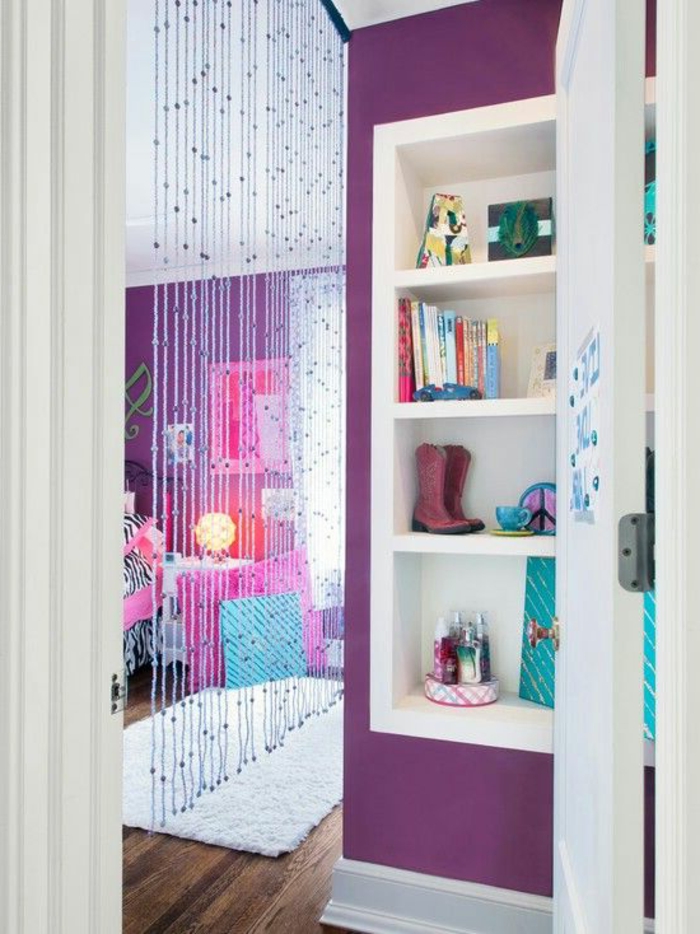 1-jolie-idee-pour-la-chambre-de-fille-ado-avec-murs-violets-et-tapis-blanc-sur-le-sol-en-parquet