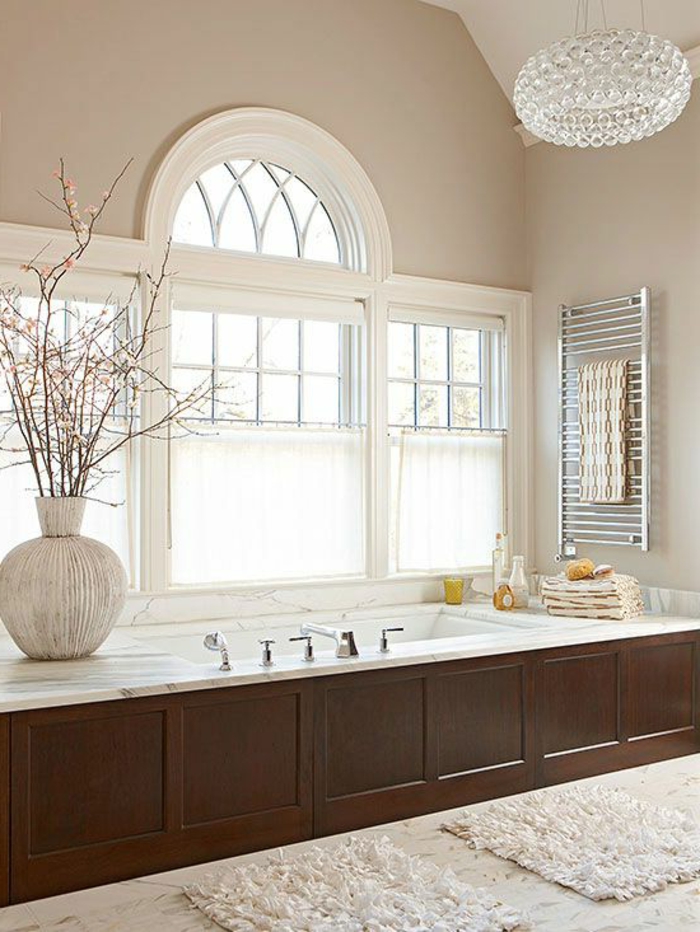 1-jolie-salle-de-bain-blanche-et-beige-avec-meuble-en-bois-et-sol-en-marbre-blanc
