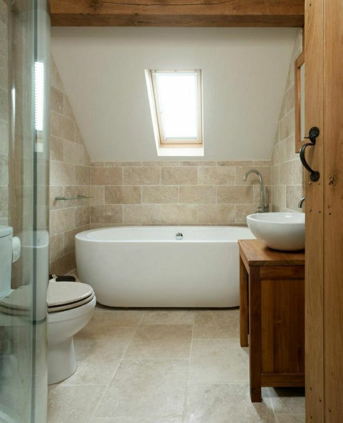 1-jolie-salle-de-bain-sous-pente-une-jolie-salle-de-bain-avec-carrelage-beige-et-baignoire-blanche