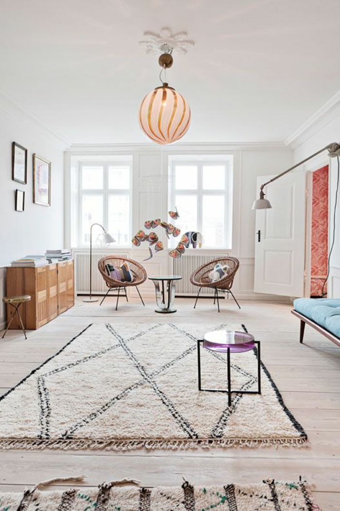 1-le-meilleur-tapis-berbere-pour-la-salle-de-sejour-beige-avec-grand-lustre-boule-sur-le-plafond