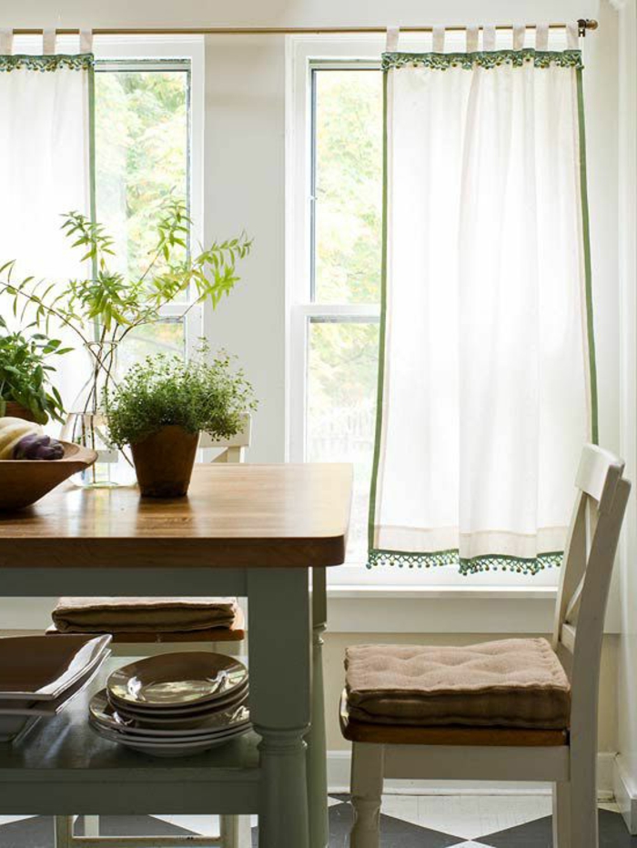 1-les-rideaux-blancs-verts-table-en-bois-foncé-plantes-vertes-d-interieur-fenetres-grandes