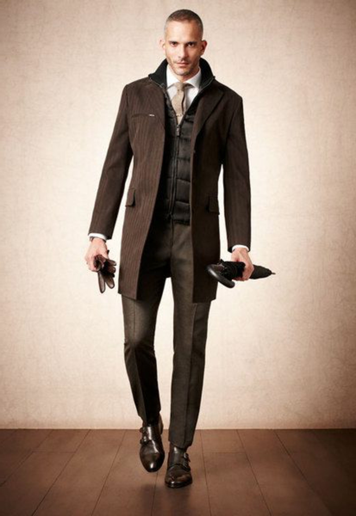 1-manteau-homme-celio-de-couleur-marron-foncé-avec-chaussures-elegantes-marrons-foncés