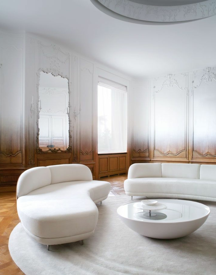 1-moulure-décorative-pour-les-murs-dans-le-salon-moderne-avec-meubles-blancs-et-sol-en-parquet
