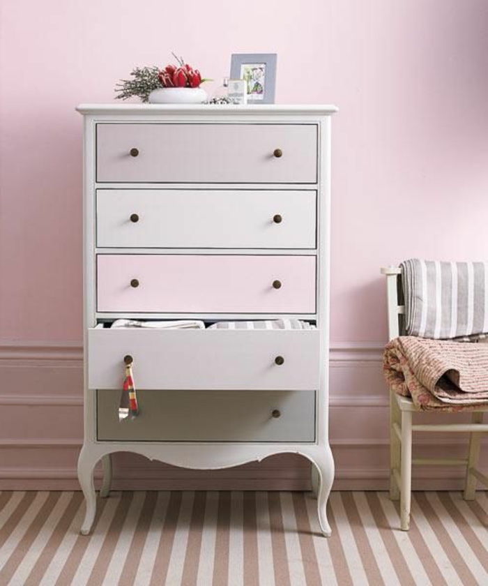 1-relooker-un-meuble-en-bois-comment-decorer-les-meubles-colorés-joli-commde-en-rose-pale