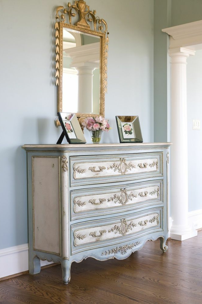 1-repeindre-un-meuble-de-style-baroque-sol-en-parquet-marron-murs-bleus-clairs