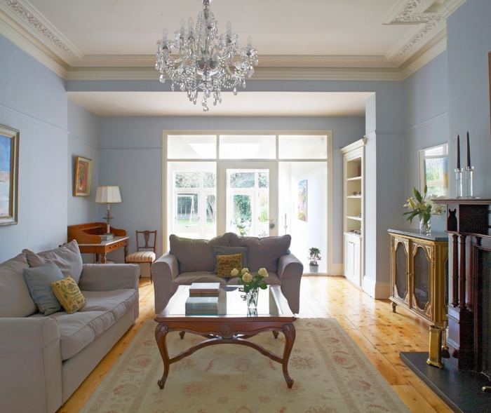 1-salon-de-style-baroque-lustre-en-crystal-table-basse-ikea-table-de-salon-en-verre-tapis-beige