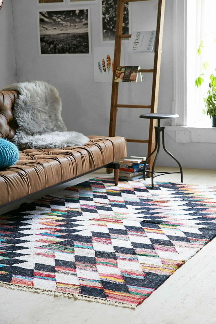 1-tapis-berbere-kilim-pas-cher-dans-le-salon-chic-avec-un-canape-en-cuir-marron-et-couverture-en-fousse-fourrure