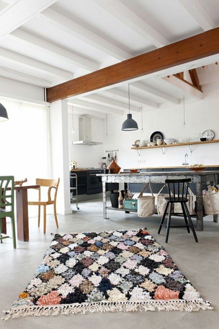 1-tapis-berbère-dans-la-salle-de-sejour-d-esprit-loft-et-sol-en-beton-ciré-gris-chaises-en-bois-dans-la-cuisine
