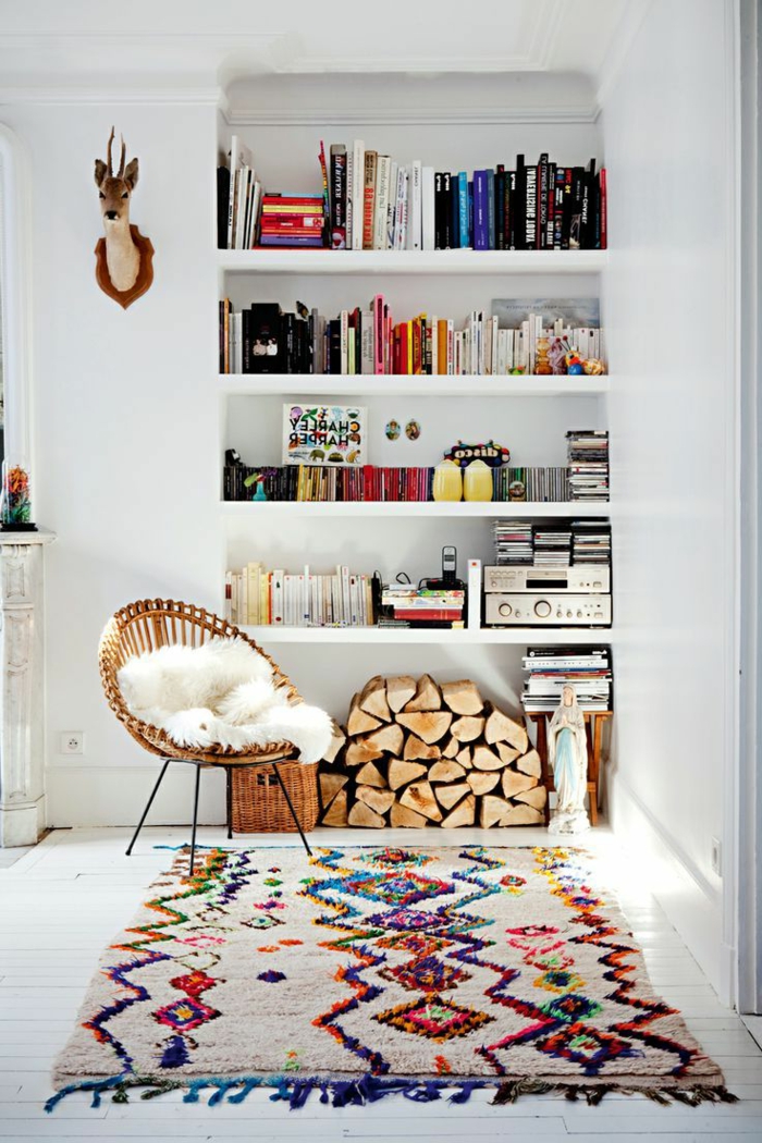1-tapis-berbère-dans-le-salon-moderne-chaise-en-rotin-et-mur-blanc-tapis-colore-pour-le-salon-moderne