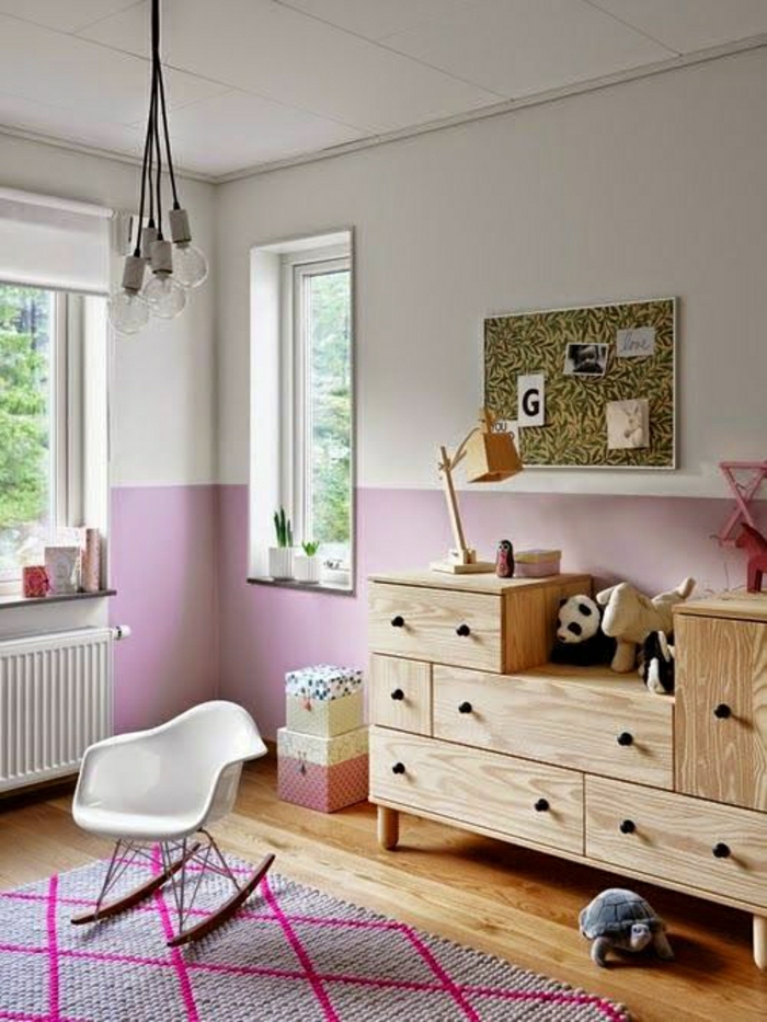 2-1-pan-de-mur-deco-tapis-rose-decoration-dans-le-salon-avec-sol-en-parquet-en-bois-clair