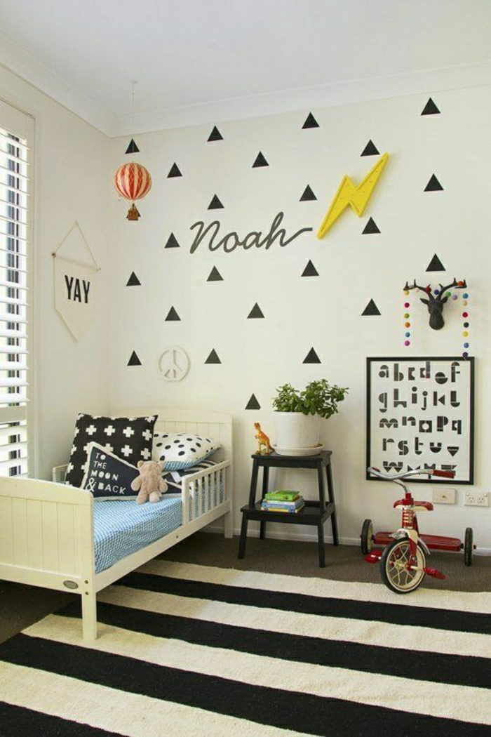 2-comment-decorer-un-pan-de-mur-dans-la-chambre-d-enfant-avec-tapis-a-rayures-blanches-et-noires