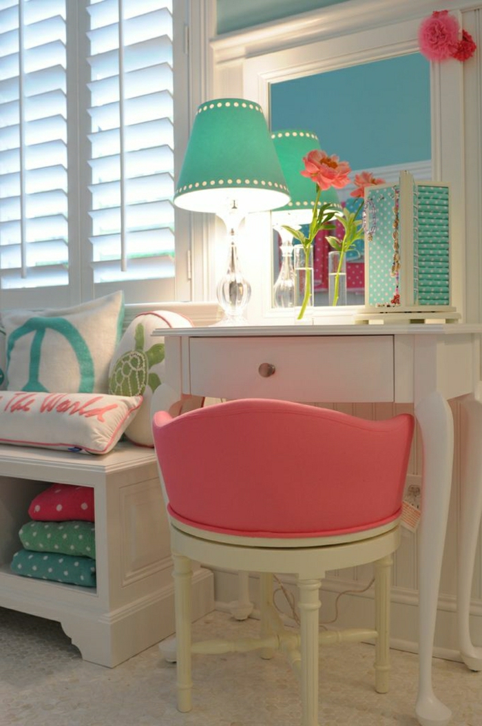 2-deco-chambre-ado-fille-chaise-rose-pale-meubles-de-couleurs-pales-colorés