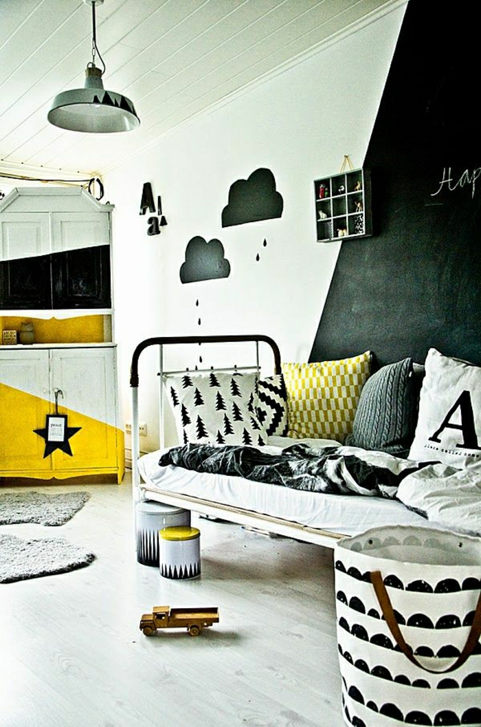 2-idee-deco-mur-salon-pan-de-mur-decoration-demi-noir-demi-blanc-pour-la-salle-de-sejour
