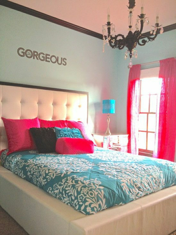 2-jolie-chambre-a-coucher-pour-idee-deco-chambre-ado-fille-rideaux-roses-lustre-baroque