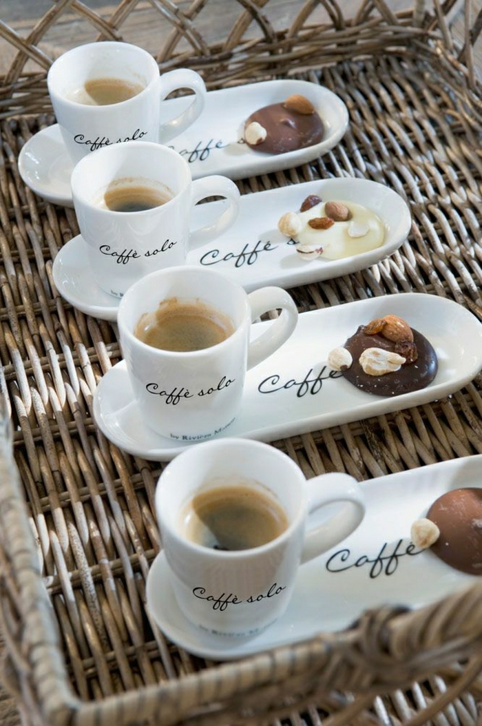 2-tasses-à-café-bodum-tasse-a-cafe-originale-blanche-avec-petit-dessert-a-cote