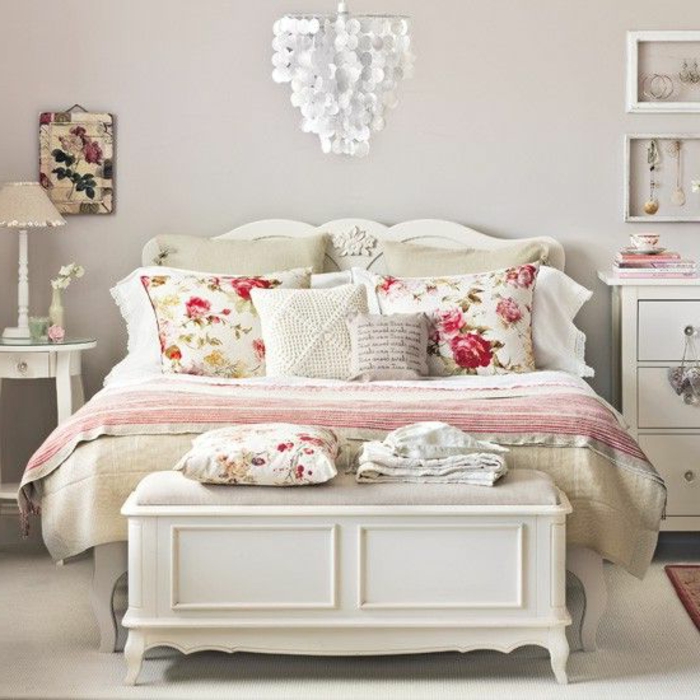3-bout-lit-ikea-en-bois-blanc-chambre-a-coucher-de-style-vintage-lustre-baroque-cristal
