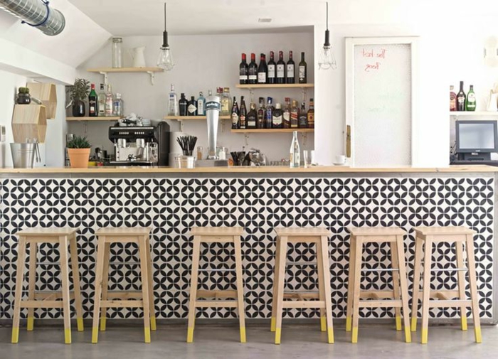 3-carrelage-damier-noir-et-blanc-pour-le-bar-de-cuisine-avec-chaises-de-bar-en-bois