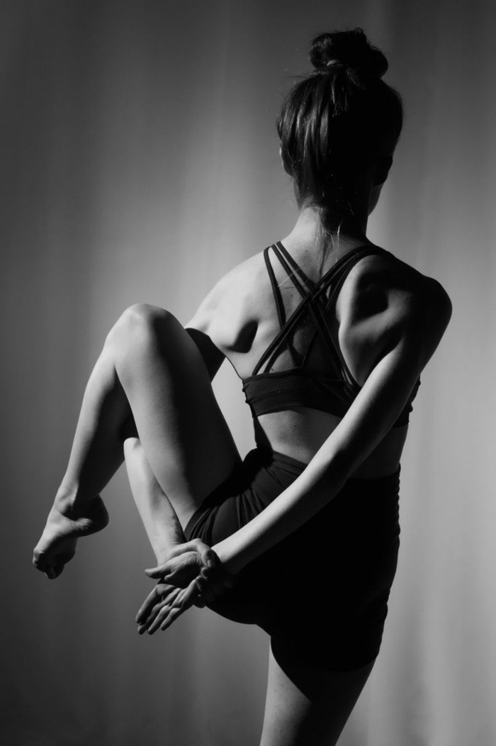 4-exercise-yoga-cool-idée-magnifique-position-belle-photographie-noir-et-blanc