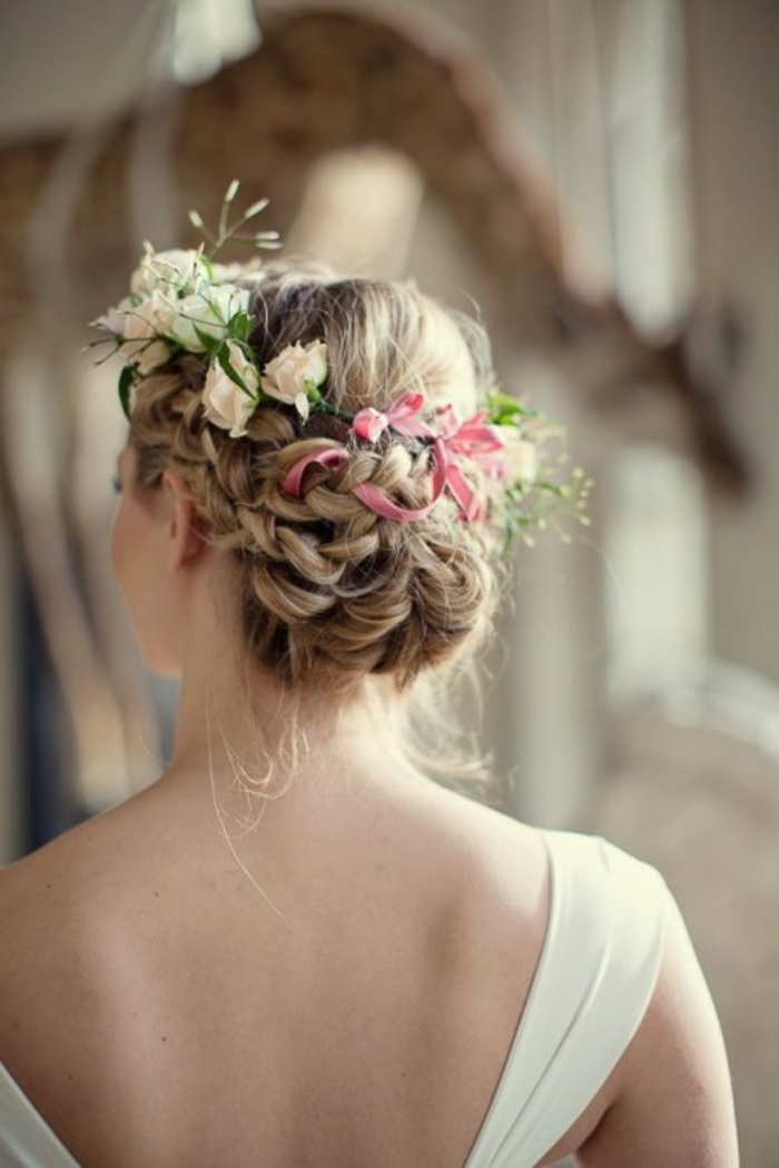 Beau-chignon-tressé-mariage-robe-et-beauté-idée-coiffure-mariage-couronne-fleurs