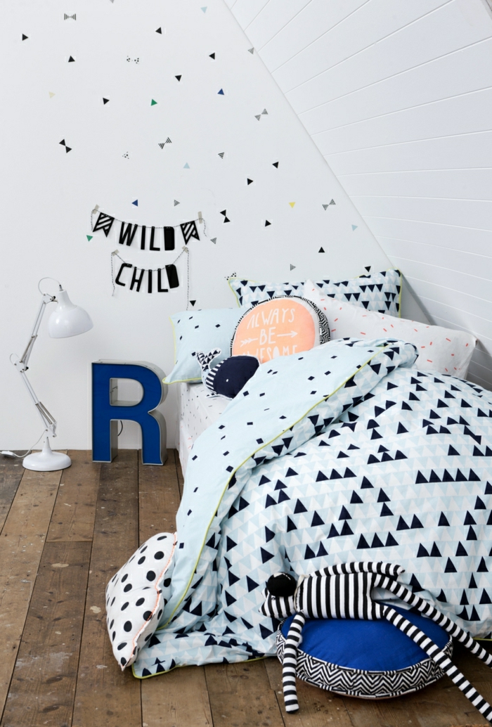 Belle-idée-lit-oreiller-enfant-déco-chambre-en-bleu-chambre-ado