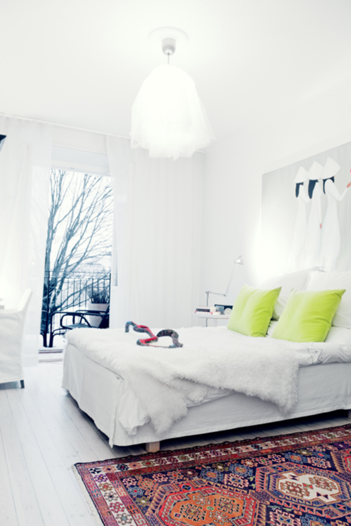 Chambre-à-coucher-bien-aménagée-tapis-coloré-blanche