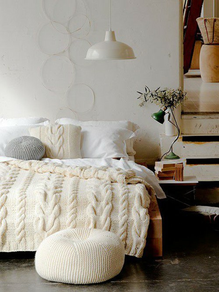 Decoration-cosy-déco-ambiance-cosy-pièce-jolie-lit-en-blanc